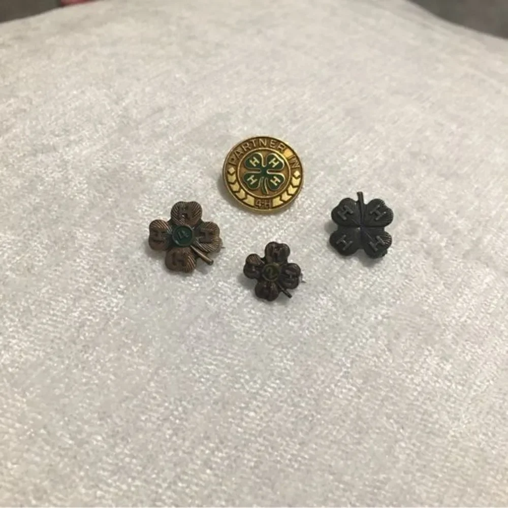 4H Bundle Of Gold Vintage Brooches - Picture 5 of 6